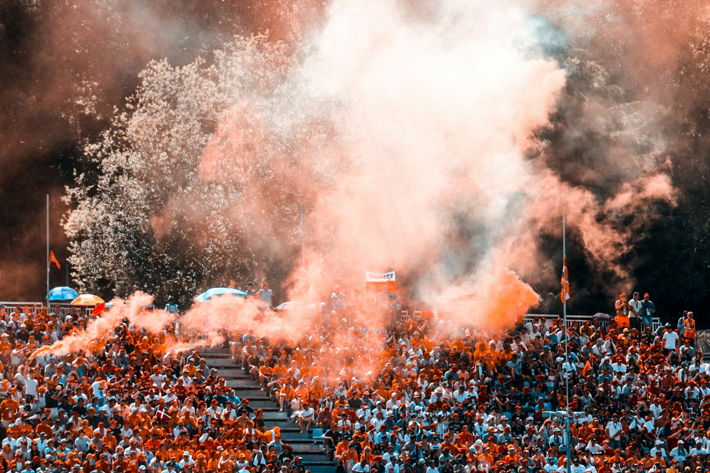 Oranje supporters in stadion met rookbommen